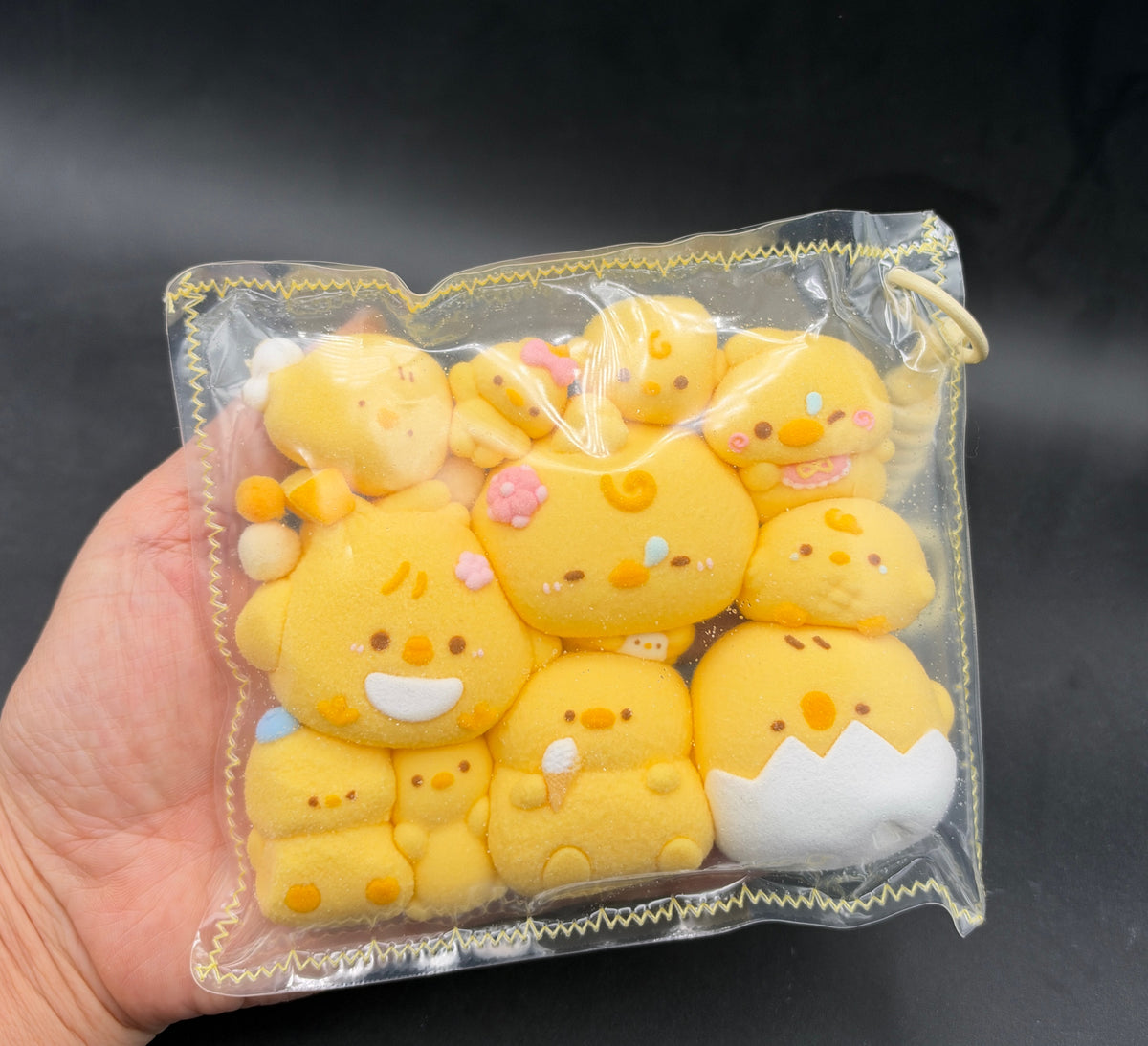 Mini pack of 11 flocked cutie chicks taba